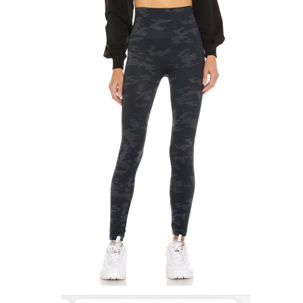 Spanx Look At Me Now Seamless Leggings in Black Camo Size Small